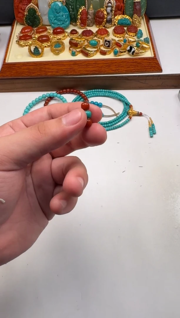 18K金镶嵌南红玛瑙挂件人**～配饰配饰