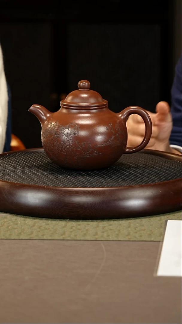 茶壶紫砂79 杨瑶芬 紫泥 掇球 昌鸿刻绘 1050cc