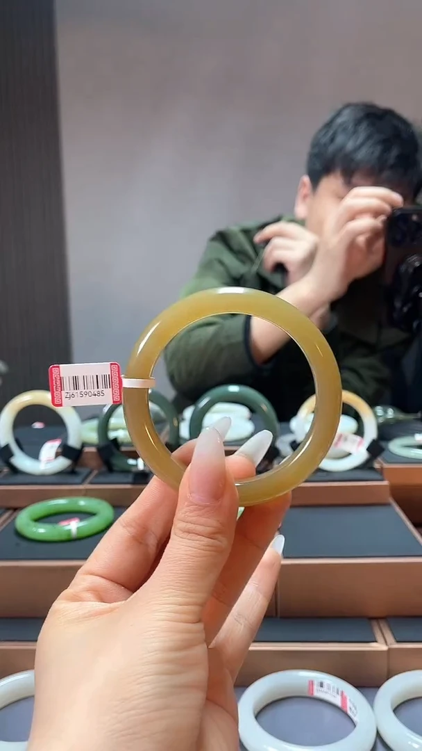 【闪购商品】和田玉手镯未镶嵌60黄金糖61590485