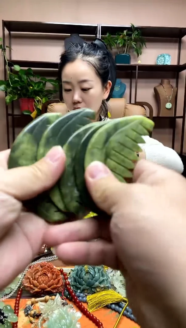 未镶嵌岫玉颈饰多样性发货发其中之一