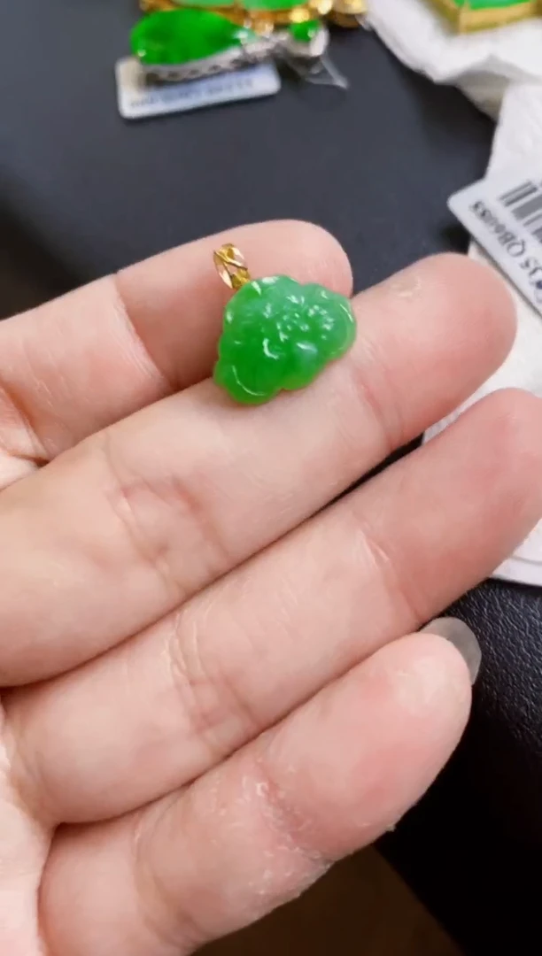 翡翠18K金镶嵌颈饰吊坠