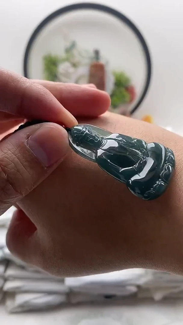 颈饰未镶嵌翡翠素衣观音