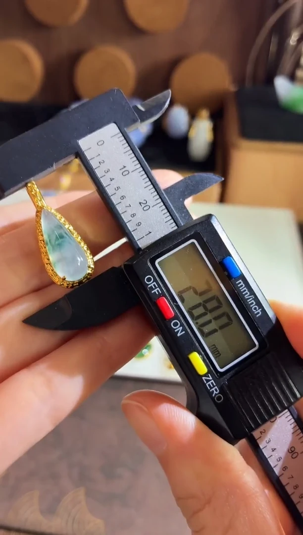 颈饰18K金镶嵌翡翠吊坠