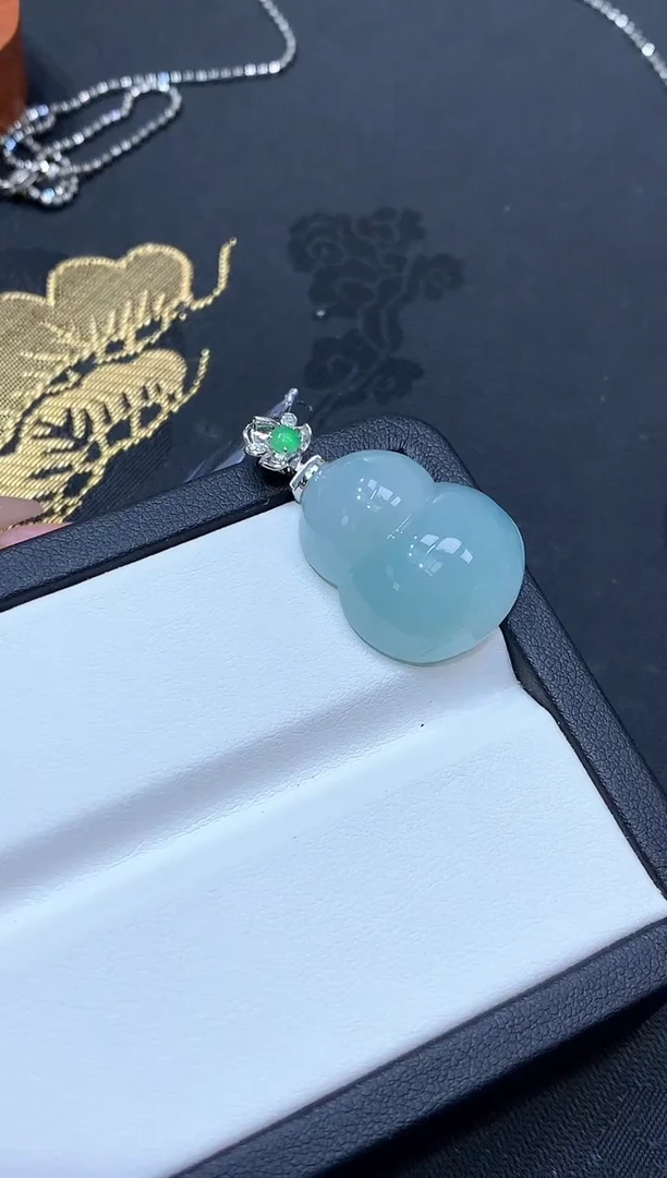 18K金镶嵌挂件翡翠葫芦
