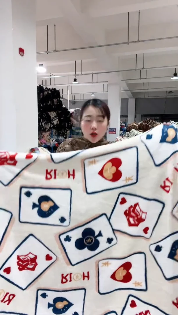 牛奶绒主播手上展示的产品