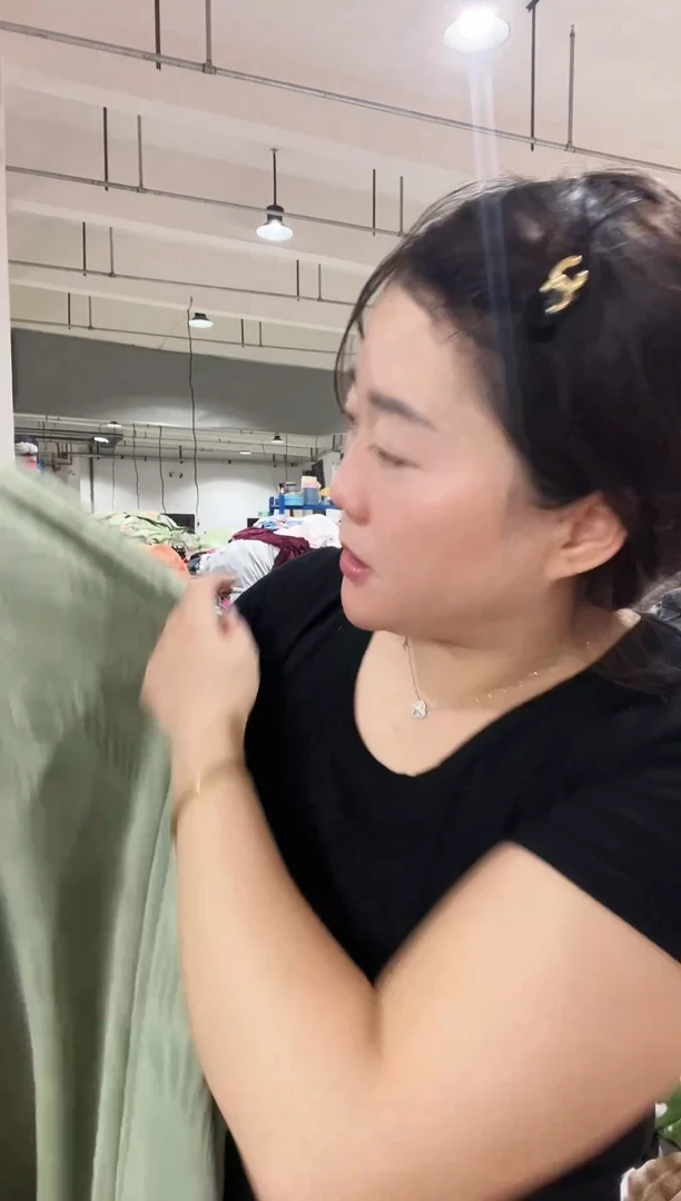混纺主播手上展示的产品