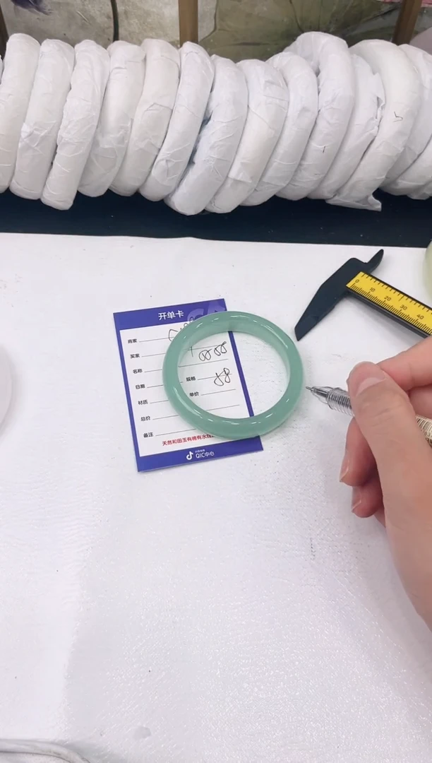 未镶嵌手镯石英质玉C189