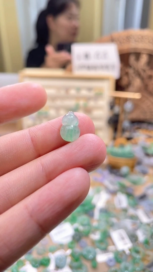 翡翠未镶嵌颈饰葫芦