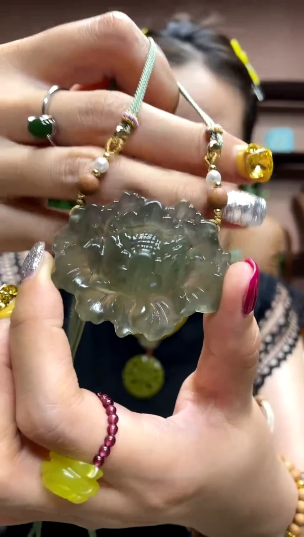 岫玉未镶嵌吊坠多样性发货发其中之一