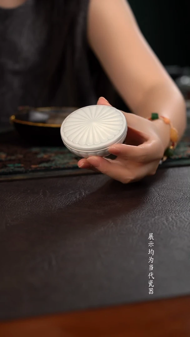 活动价轩泥塘 影青釉雕刻莲瓣印泥盒