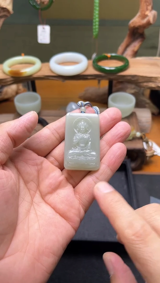 吊坠(不含链)未镶嵌和田玉且末青白 观音牌