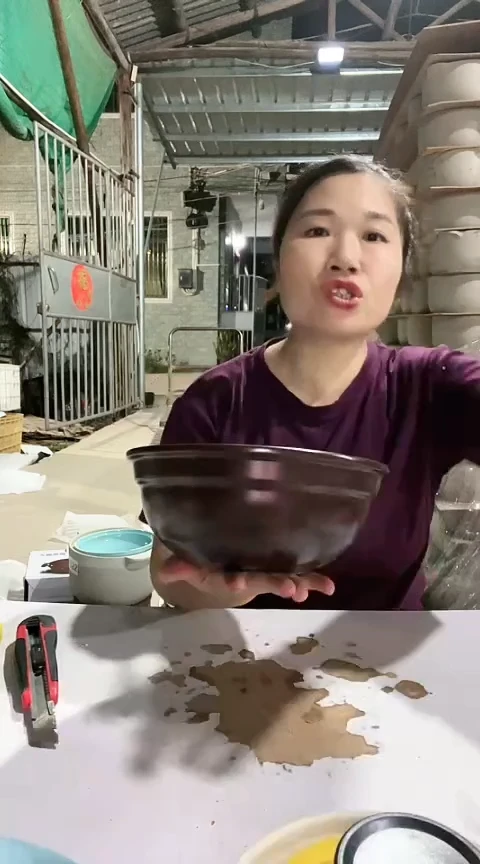 3933明显瑕疵咖色砂锅碗