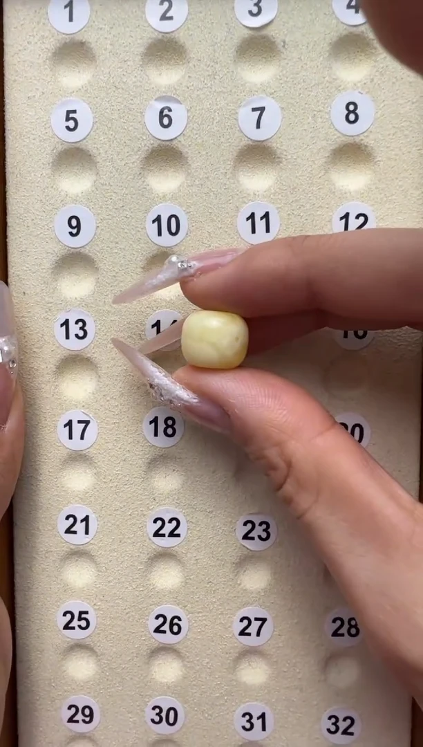 【闪购商品】蜜蜡裸石未镶嵌俄料微瑕13+mm1.265克