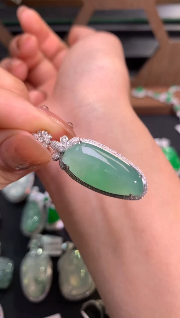 【闪购商品】翡翠吊坠(不含链)18K金镶嵌吊坠