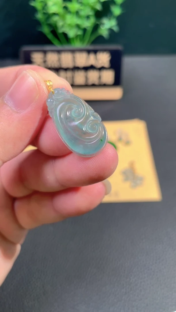 颈饰18K金镶嵌翡翠翡翠