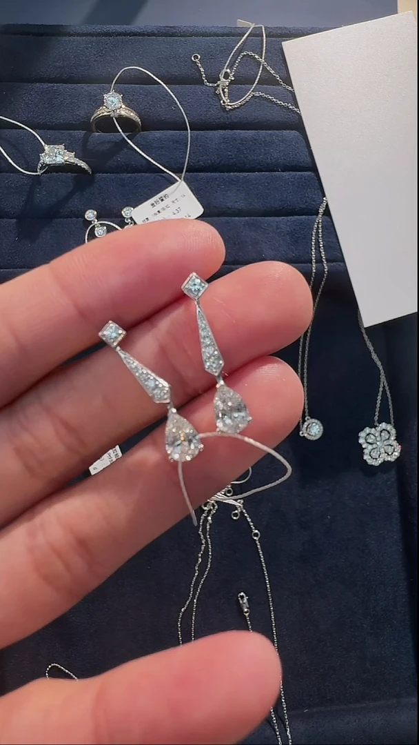 铂Pt950镶嵌合成钻石耳饰培育钻耳钉