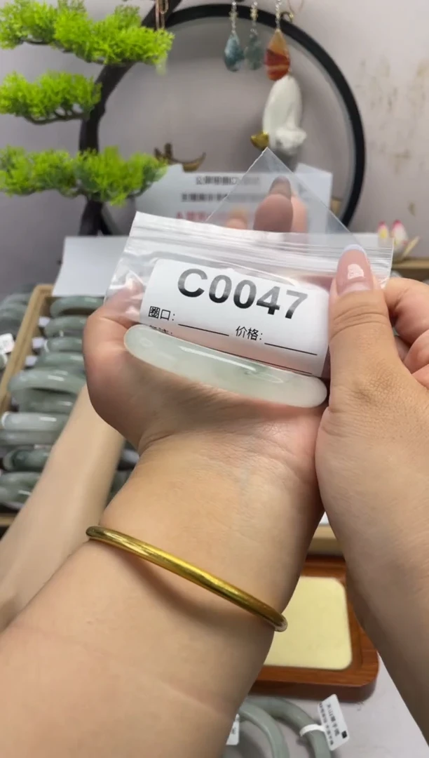 石英质玉（天山翠）手镯未镶嵌c0047