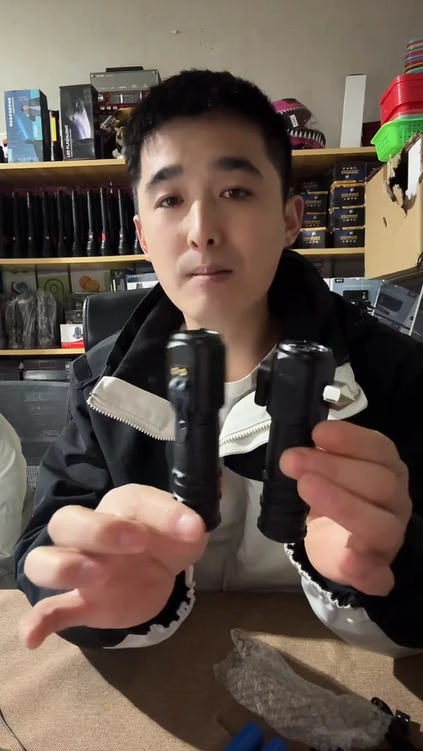 开播福利合金三眼怪两款随机发一套
