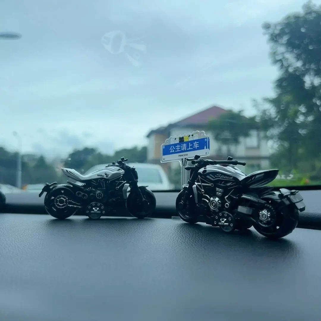 2025年个性路牌机车摩托车炫酷饰品中控台桌面装饰创意汽车摆件