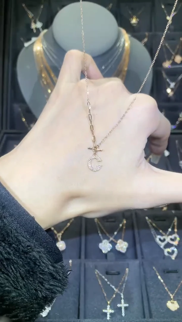 【闪购商品】钻石套链18K金镶嵌18K金玫 多人 字母C