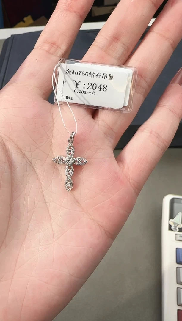 【闪购商品】钻石吊坠(不含链)18K金镶嵌JF24052567