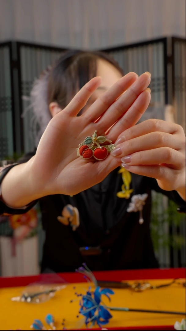 刺绣非遗绒花饰品