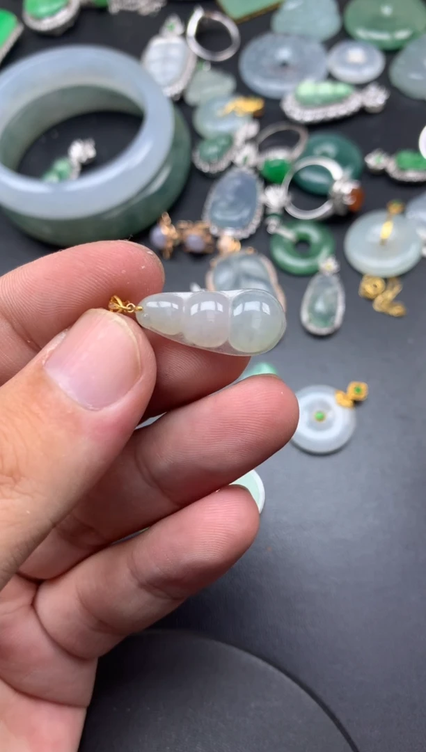 颈饰18K金镶嵌翡翠娜娜商品不退不换