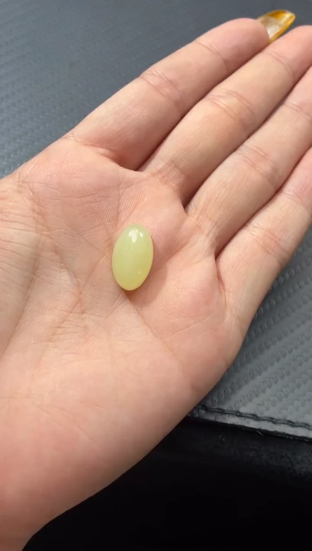 颈饰未镶嵌和田玉若羌黄口蛋面微色差 约1.7g