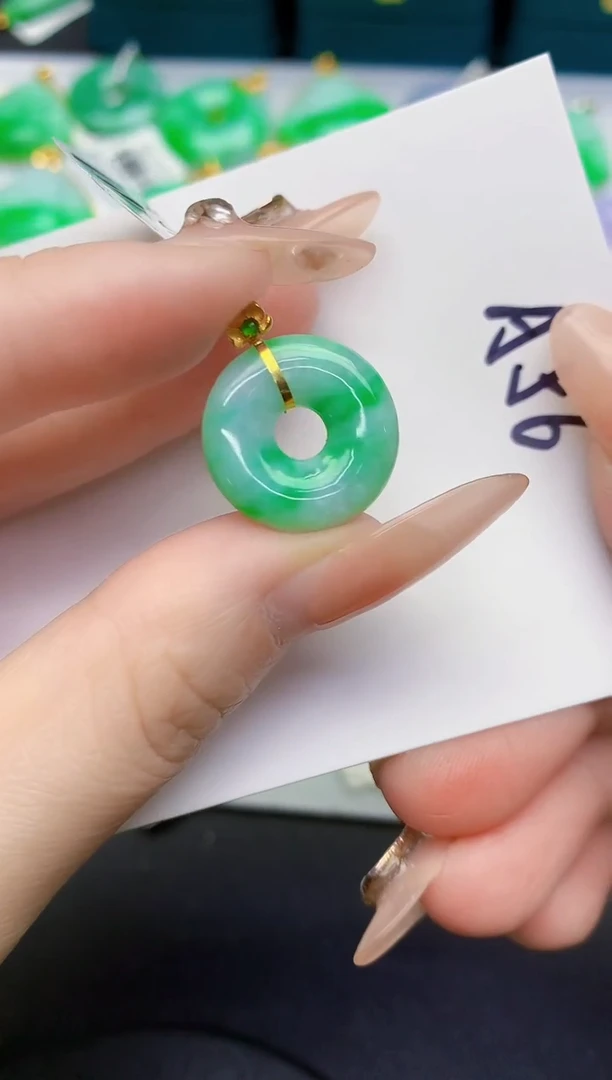 颈饰18K金镶嵌翡翠缅甸天然翡翠A货