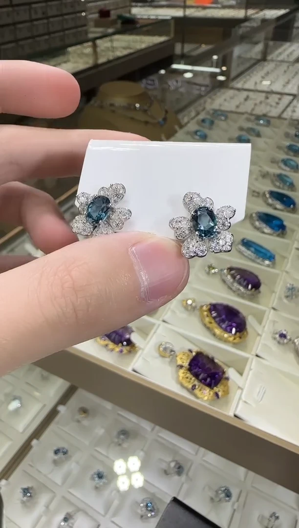 银S925镶嵌托帕石耳饰6*8mm耳钉繁花设计款