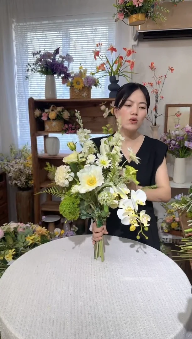 16 白绿色系手感洋牡丹玫瑰蝴蝶兰混搭花束，清仓尾货福利
