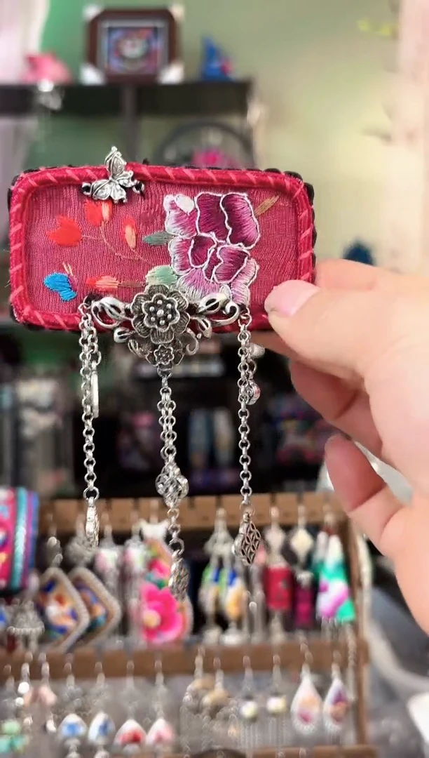 彩云南阁非遗老绣苗银饰品696