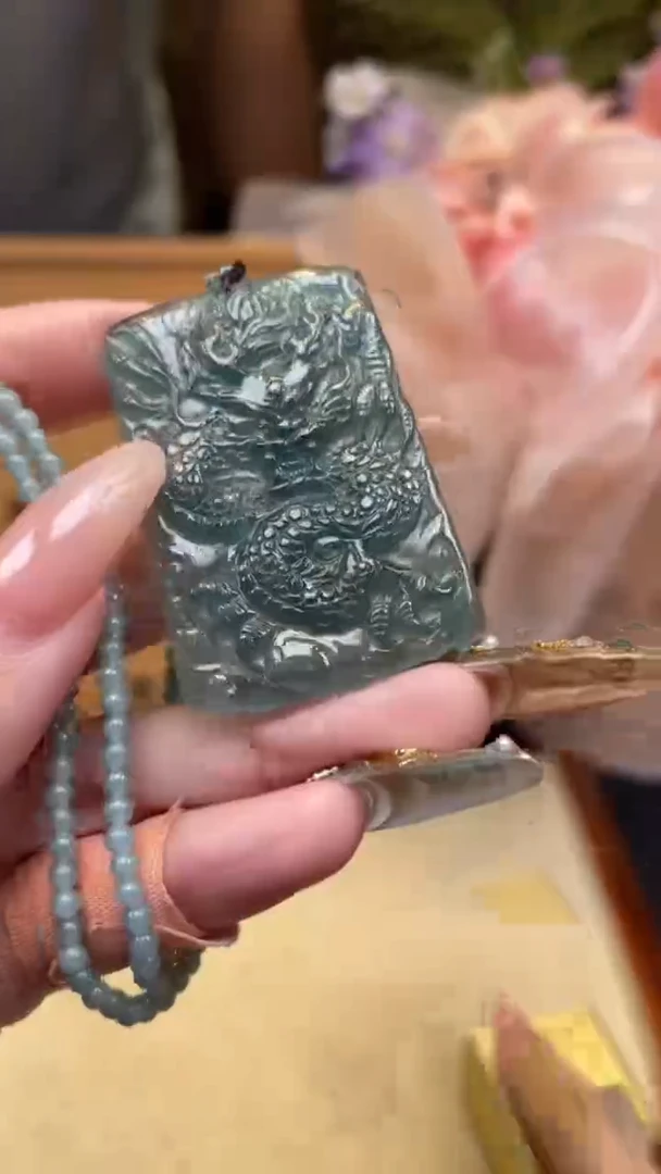 翡翠未镶嵌颈饰        *87