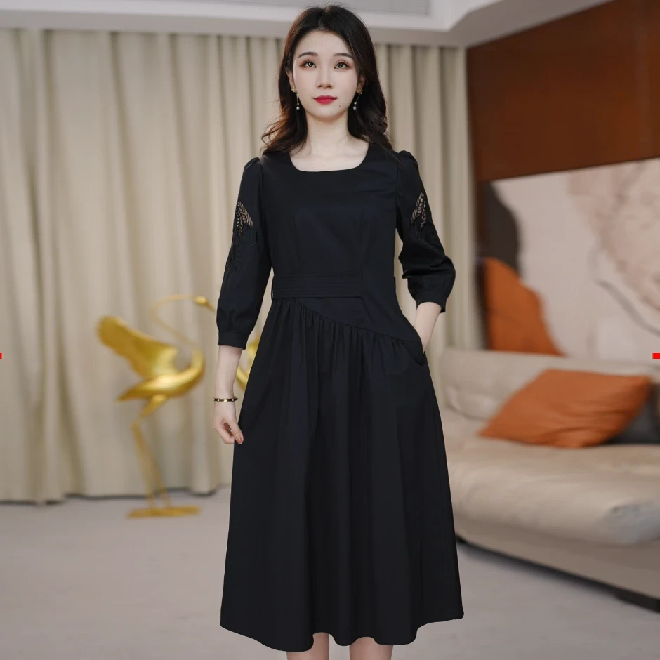 方领连衣裙小黑裙法式小众收腰赫本气质修身连衣裙复古春季优雅