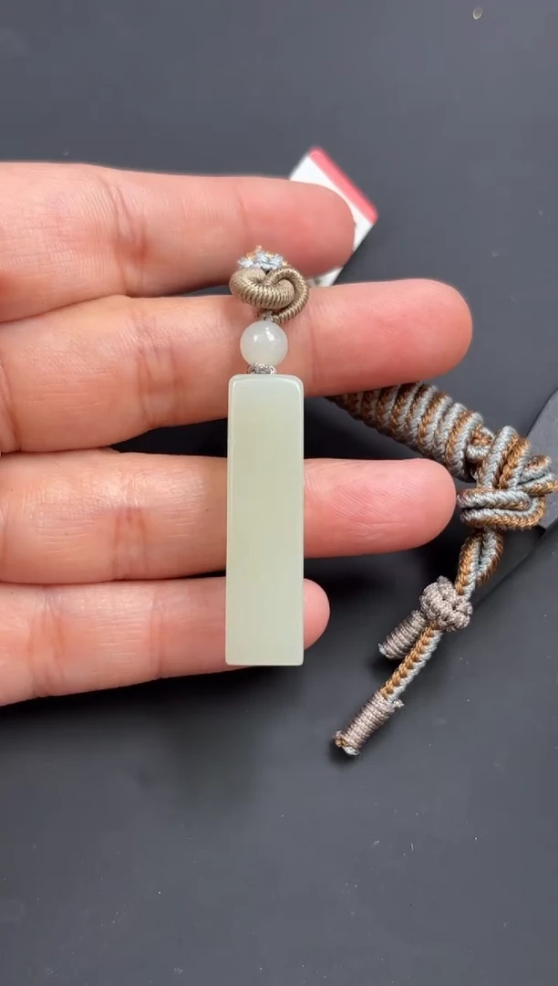 和田玉未镶嵌吊坠(赠链)且末微色差迪克兰一细吊坠m