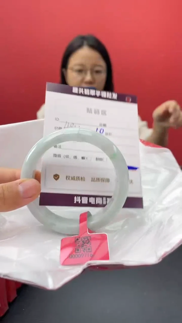 翡翠手镯未镶嵌翡翠手镯