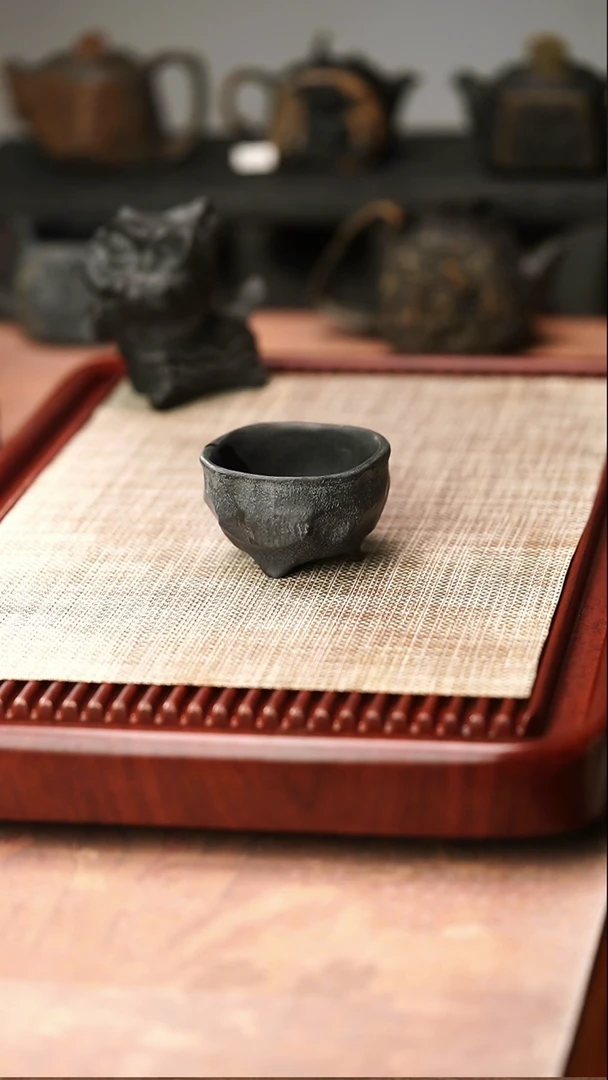 归玉堂冰碛岩重工雕刻手凿三足杯