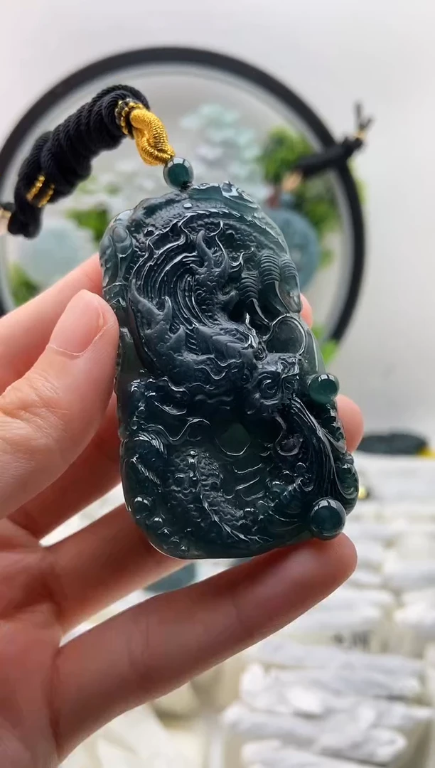 翡翠未镶嵌颈饰龙牌