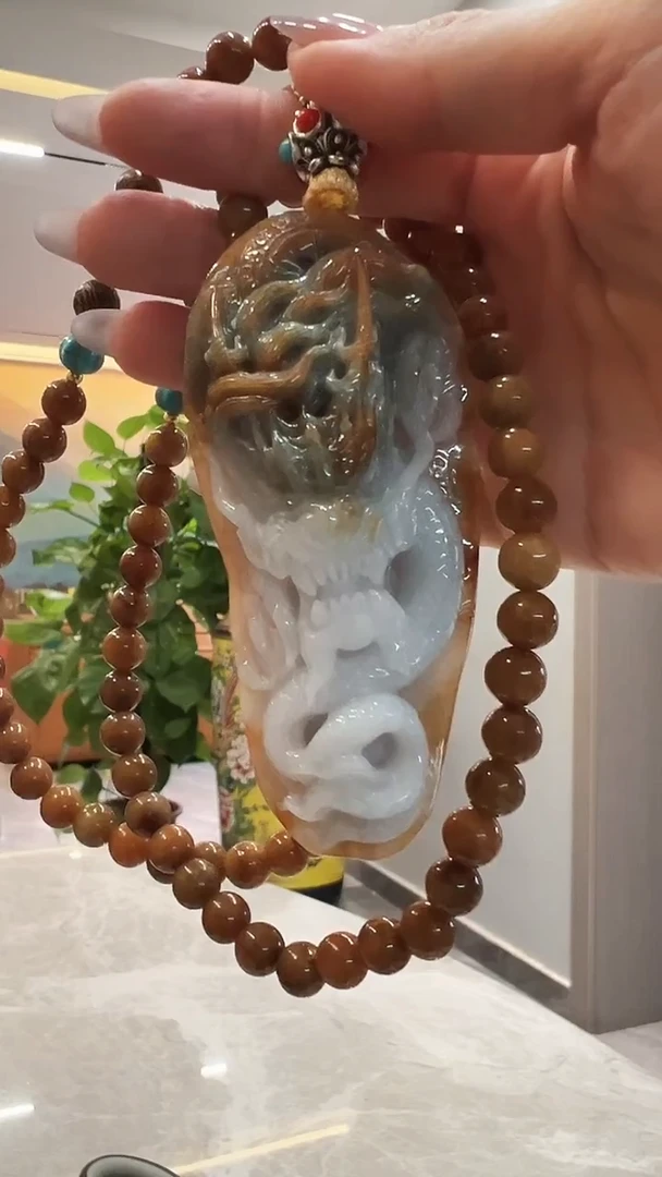 翡翠未镶嵌颈饰龙