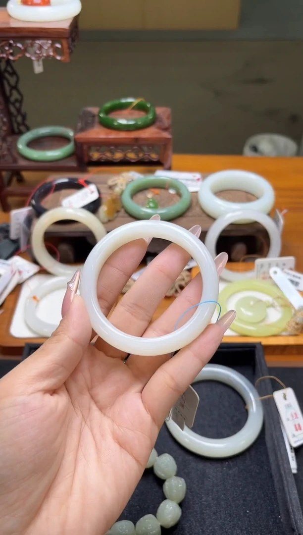 未镶嵌手镯和田玉是****在青海野牛沟白玉 53+圈