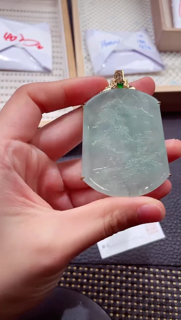 颈饰18K金镶嵌翡翠 000111
