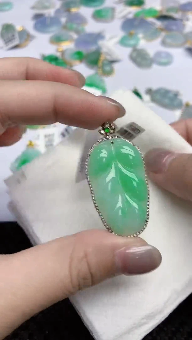 【闪购商品】翡翠颈饰18K金镶嵌天然翡翠A货