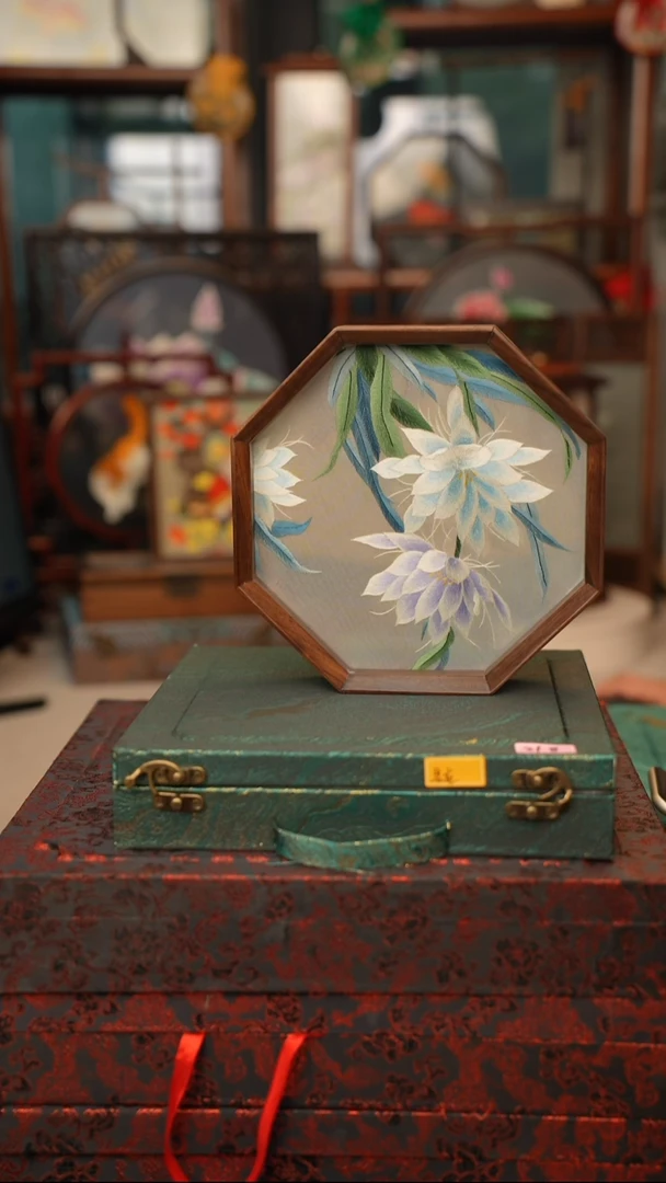 扇子苏绣双面绣八角台屏胡桃木框大号20CM