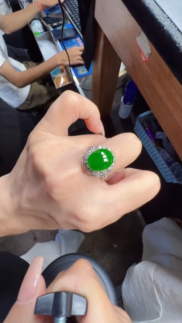 未镶嵌定制翡翠翡翠A货有轻微色差属于正常现象，戒指多样性发货1