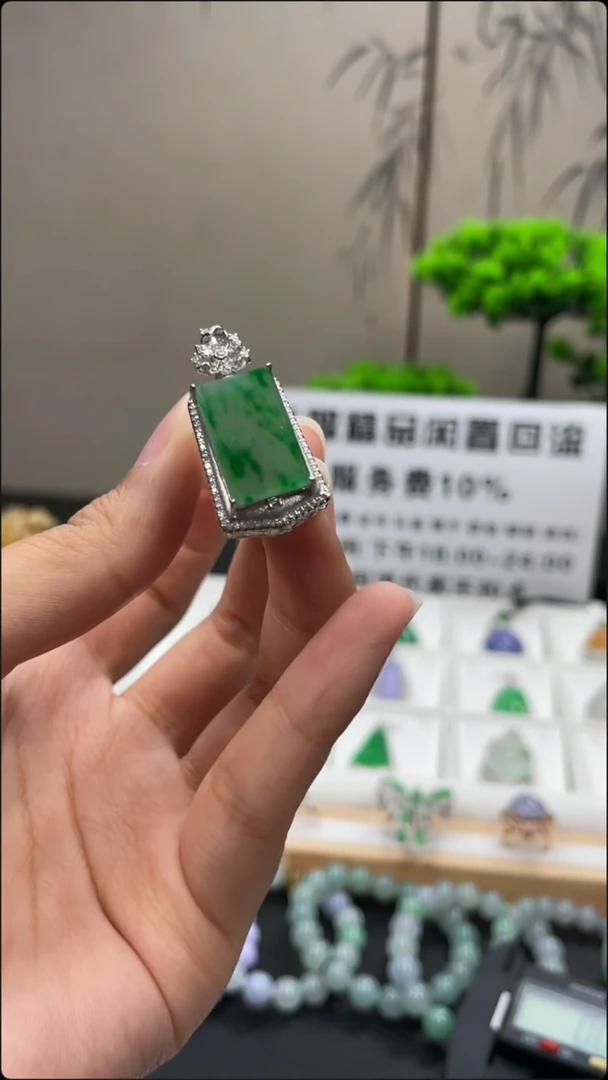翡翠18K金镶嵌颈饰天然缅甸A货翡翠18k金镶嵌吊坠