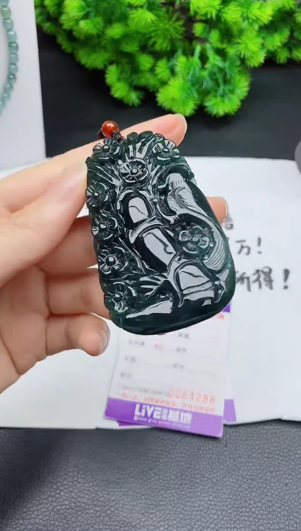颈饰未镶嵌翡翠