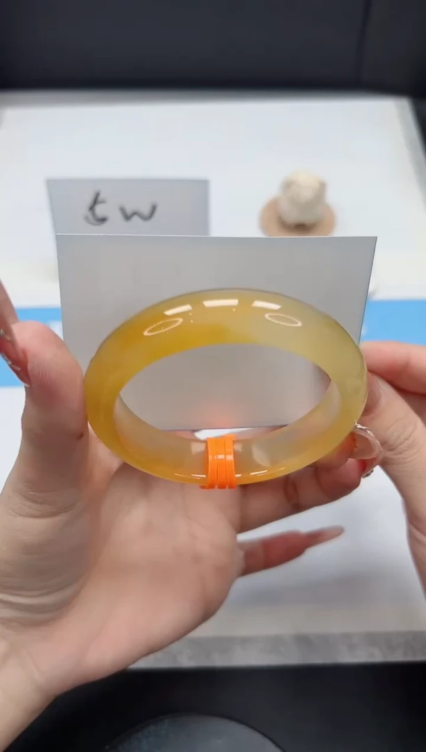 【闪购商品】石英质玉手镯未镶嵌182/58.1香槟