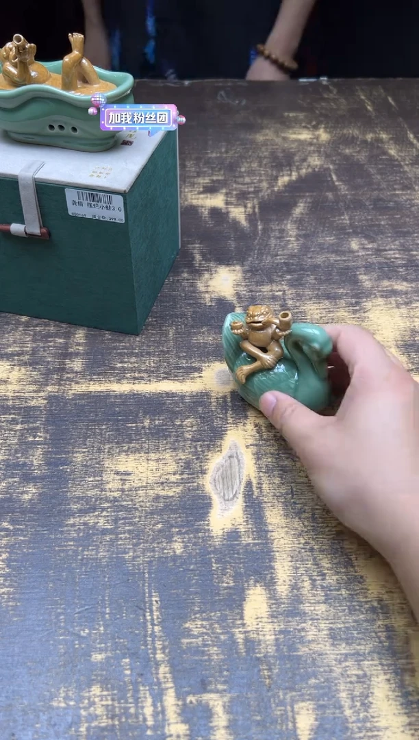 龚倩坐拥天鹅摆件