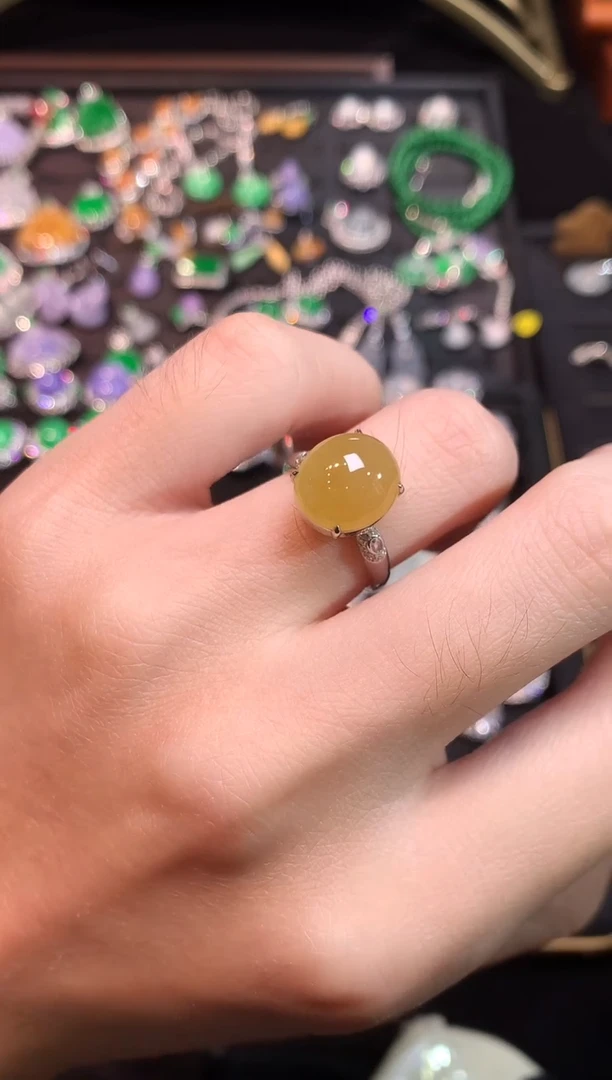 18K金镶嵌戒指翡翠高冰柠檬黄蛋面戒指