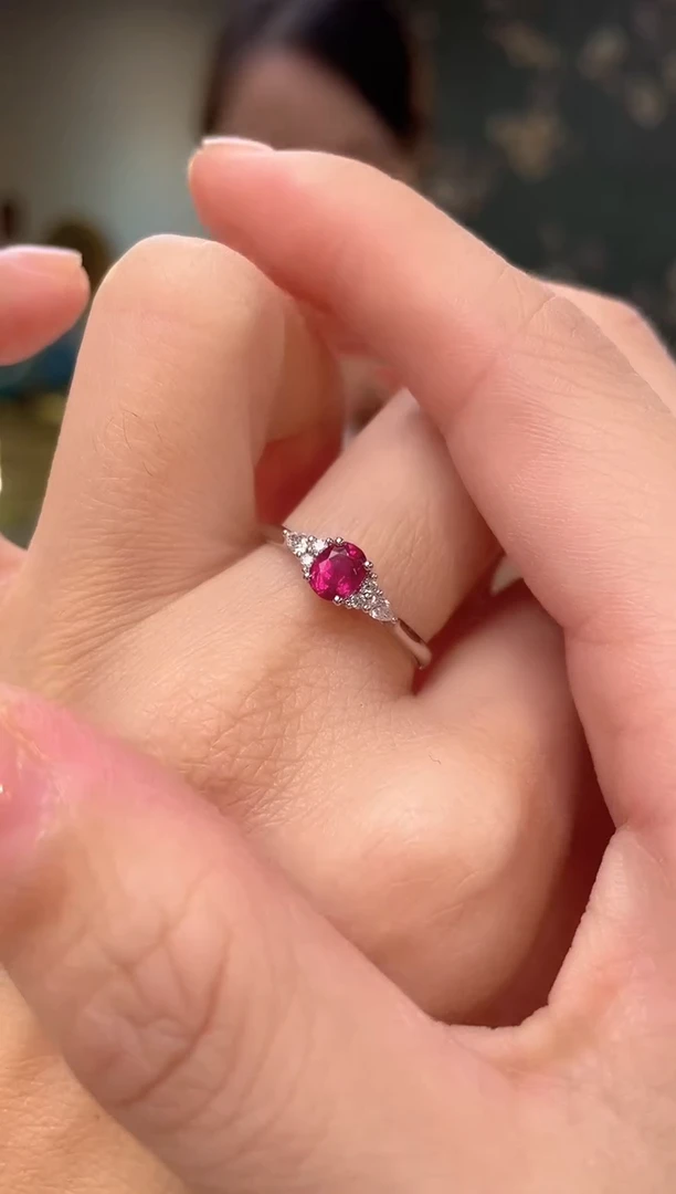 铂Pt950镶嵌戒指红宝石主石：0.63ct